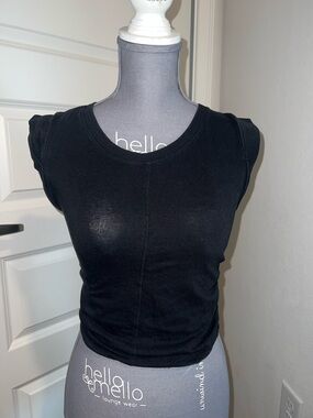 Black Women's Sleeveless Crewneck Cropped Top